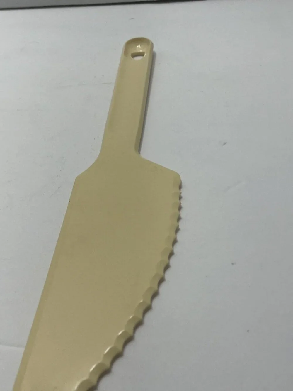 Vintage Tupperware Serrated Edge Cake Or Pie Slicer Knife #1819 Almond Colored